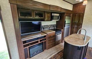 2 Bedroom, 2 Bath Luxury RV