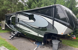 Luxury Pet Friendly RV priced to rent!!!!