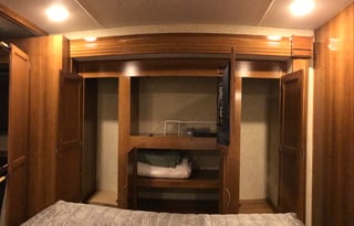 Glory Bound Adventure Coach *2 BATHROOMS*