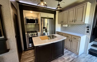 Luxury 5th Wheel Bunkhouse, Sleeps 10 + 1.5 Baths