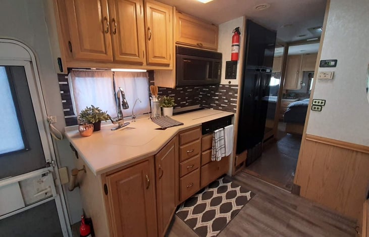 Our kitchen is fully stocked to prepare your meals, with a convection oven and stove top, a huge 2 door refrigerator/freezer (we love)! The granite counter tops are perfect for easy clean up! 😊