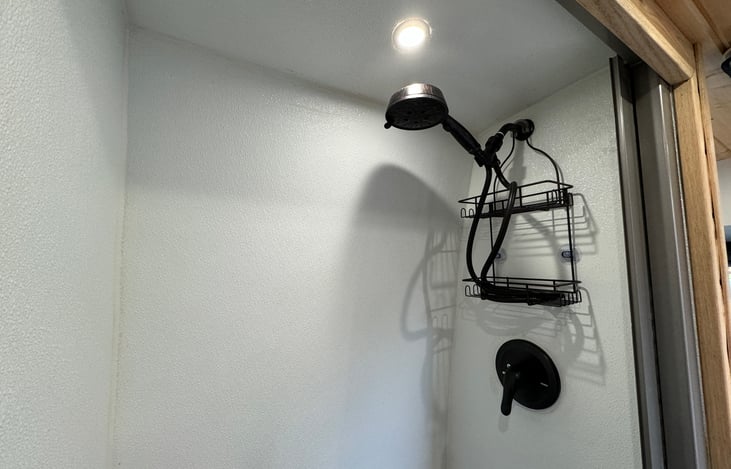 1.75 gpm low flow shower with shower caddy