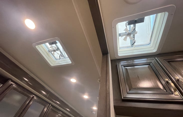 2 Vents with Ceiling Fans Keeps the Internal Temperature Pleasant