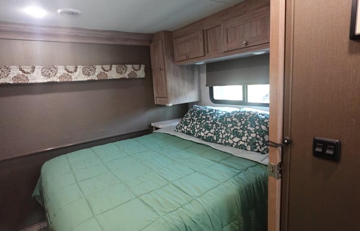 Private bedroom with real Queen size super comfy bed.