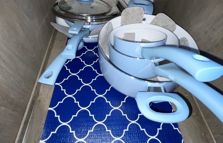 Provided : Pots and pans set