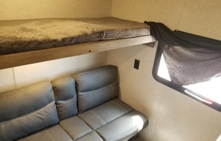 2022 Zinger  sleeps 10 COMFORTABLY!