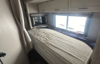 C8: NEW 2022 Thor LUXURY BIG Bed,8 Sleeper,Solar