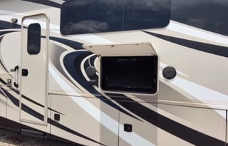 2017 Thor Motor Coach Miramar 34.3