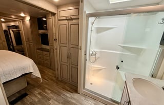 Keystone Alpine 3700FL ***1.5 bath and King Bed***