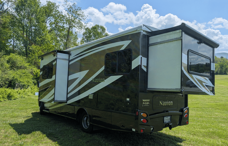 Well-built Winnebago Class C RV on the Mercedes Sprinter chassis with 2 slide outs.