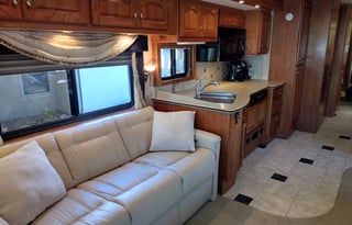 Stella - 2005 Country Coach Allure 470