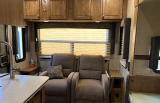 Luxury 5th Wheel With Lots Of Extras