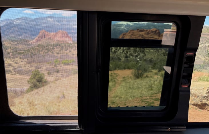 All sliding windows are equipped with screens but can also be used without.
