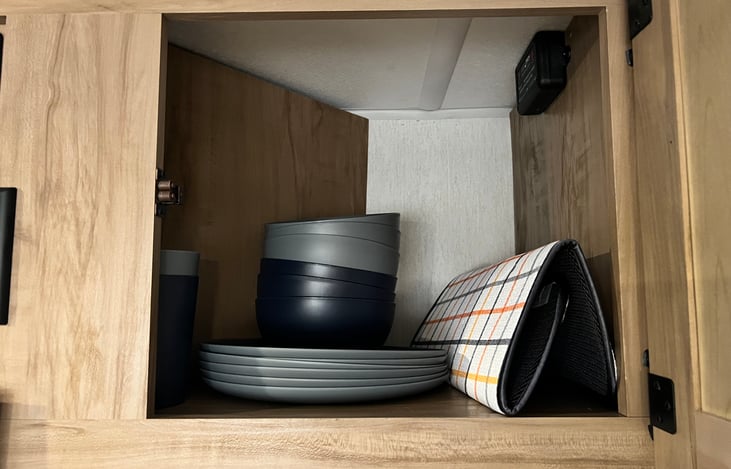 Plates, bowls and cups for 6 people