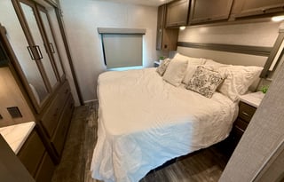 Thor Hurricane 34R ***King Bed & Washer/Dryer***
