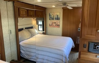 Fully Loaded Winnebago Tour bus 40'