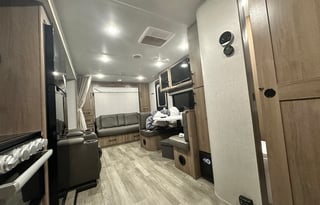 Family Friendly RV w/4 Bunks! **Delivery Only**
