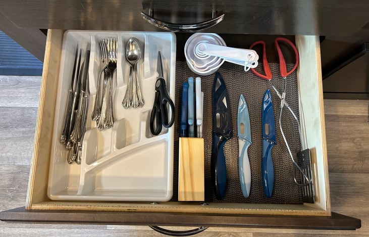 Silverware and knives for 6. Cutting knives, scissors, and BBQ tongs.