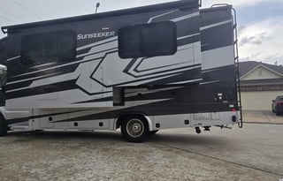 Wander in Style: Spacious Mercedes Class C 2020