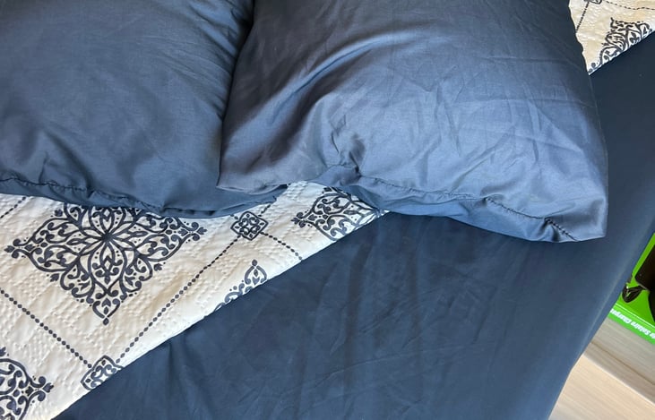 Queen bed includes 2 pillows, fitted sheet and quilt