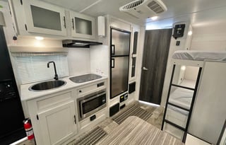 Sleeps 5, lots of upgrades! 600W solar system