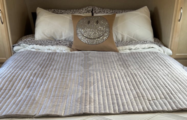 COMFY QUEEN BED WITH FOAM TOPPER