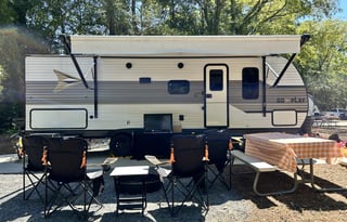 26' w/ Private Queen Suite & Bunks - Delivery only