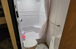 Family-Friendly 28' Avenger – Sleeps 8, Bunk Beds