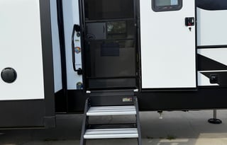 Luxury & Comfort 5th Wheel– Perfect for Adventures