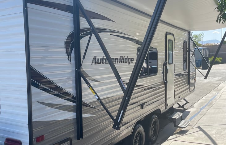 Comes with throw rug to lay under awning.