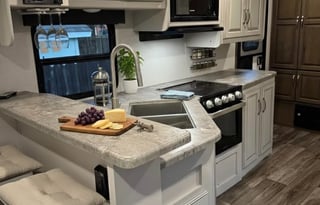 Luxury Couple's Coach: King Bed & Large Bath