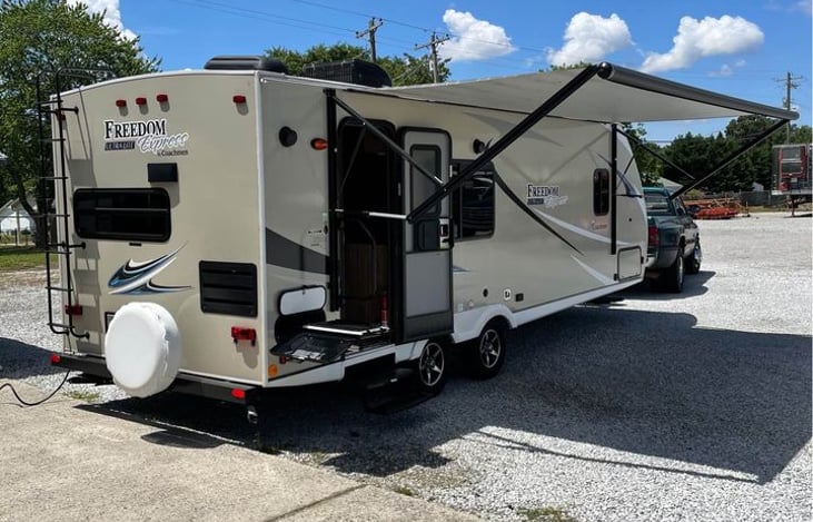 28.0 Freedom Express Ultra Lite 246RKS Travel Trailer | RVshare