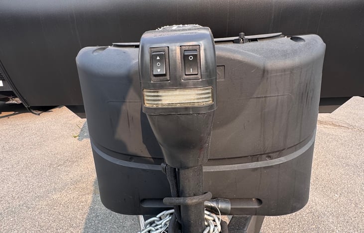 Automatic leveling hitch