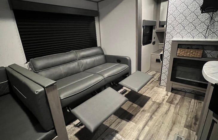 Put your feet up after outdoor activities. Relax to the sound of nature near fireplace. Single bedroom behind tv and fireplace.