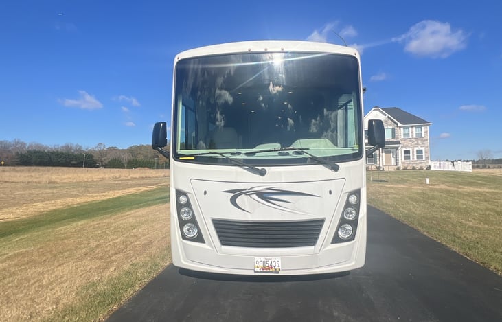 Ideal for family vacations, cross-country trips, or event weekends. With spacious living areas, modern amenities, and a fully equipped kitchen, it’s the perfect home on wheels for travelers who want b