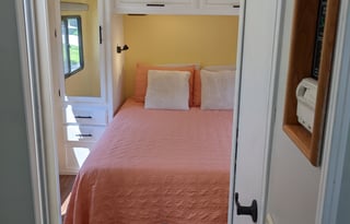 Lady Sol, Spacious Remodeled Winnebago