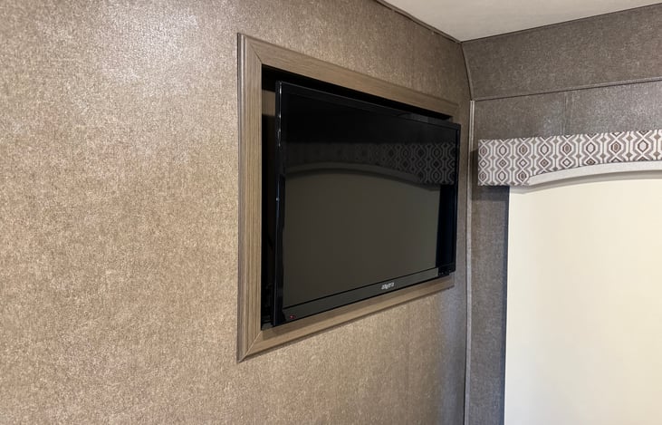 Master bedroom 32" TV