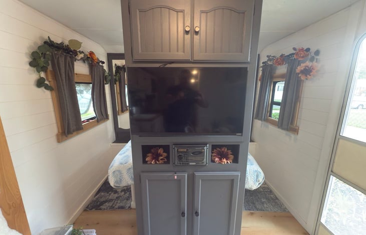 32" Flatscreen TV on both sides of this pillar.