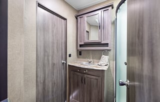 ✨Adventure-Ready Toyhauler – Delivered & Clean!✨