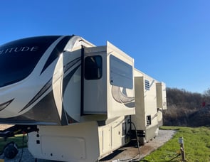 Grand Design Solitude 374TH