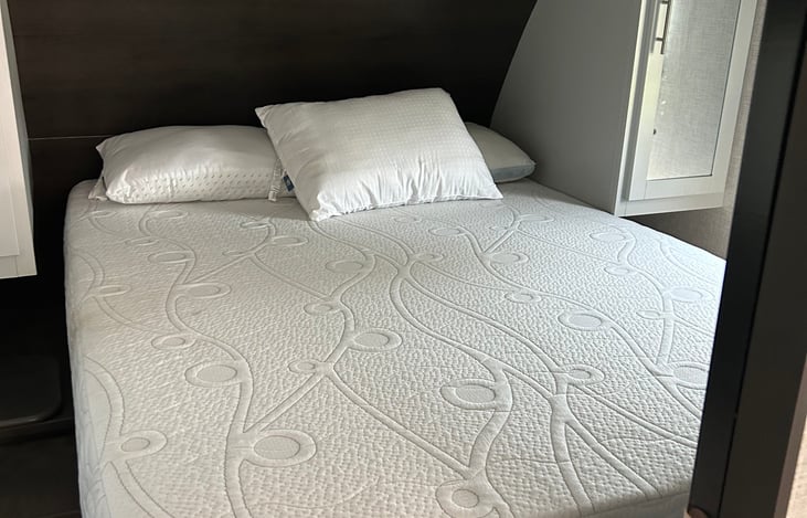 Queen bed with 6 inch foam mattress.  Extremely comfortable