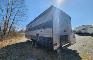 Rolling Retreats 2022 Cherokee Grey Wolf