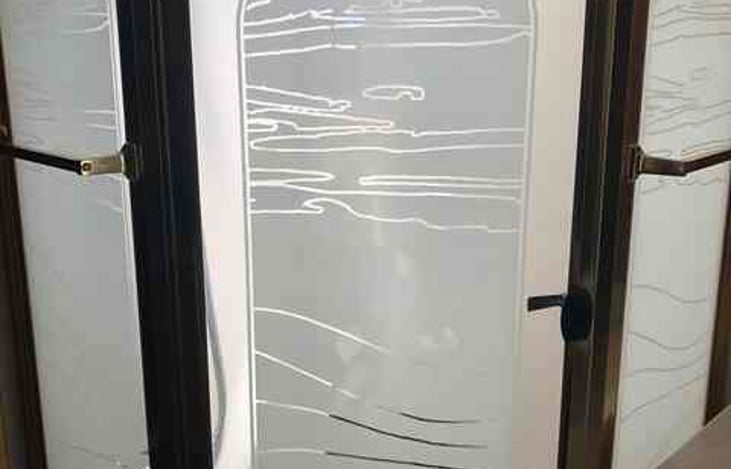 Roomy shower that accommodates tall people