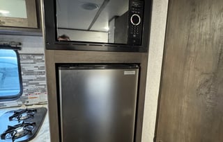 Lightweight, sleeps 6, upgrades! 400W solar system
