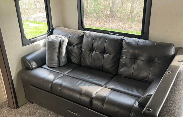 Sitting area that also converts to additional bed area.