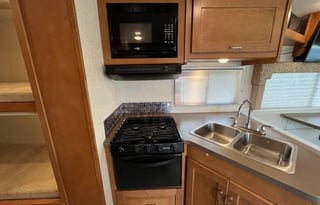 Explore in Style: 2018 Minnie Winnie 31G - Sleep9!