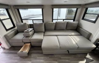 NEW 5TH WHEEL CAMPER WITH ROOM FOR EVERYONE!