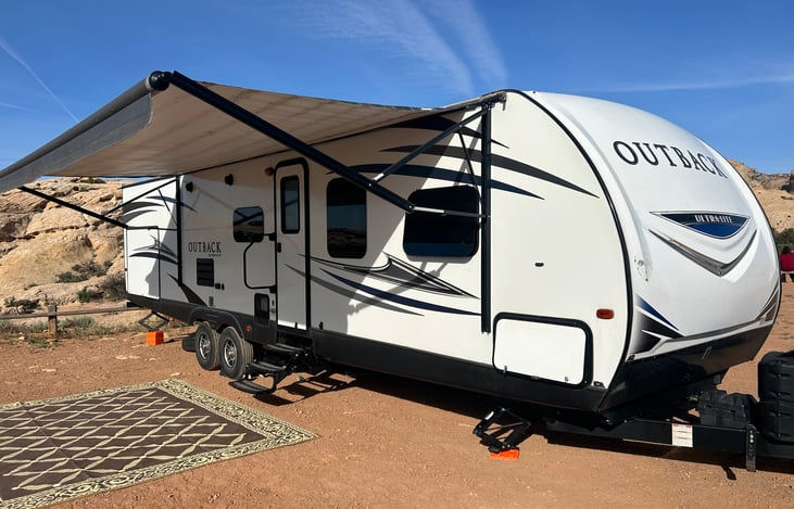 Large floor mat and retractable awning.