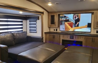 King Bed/sleeps 6/ 1.5 bath/ Outdoor Kitchen