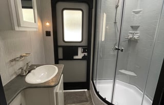 Glamping Haven: 2 Bdrms, Cozy Fire & Paws Welcome!